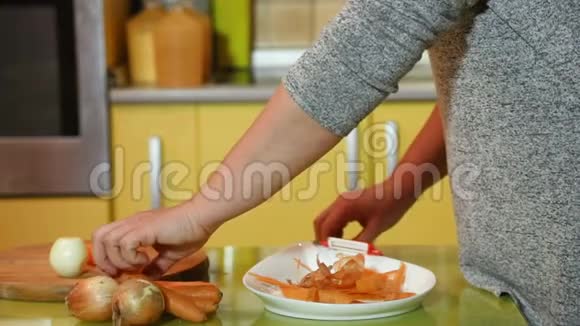 女人用慢动作在切割板上切洋葱视频的预览图