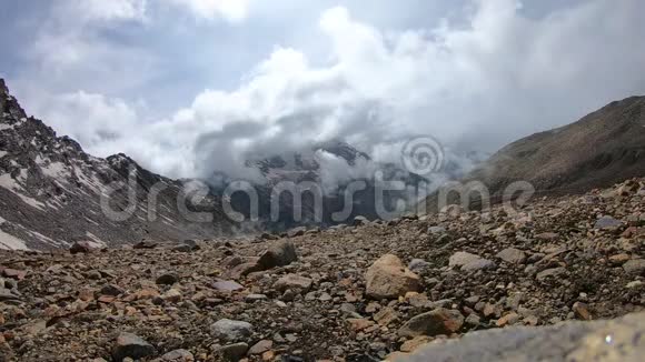 印度喜马拉雅山上的山谷中云层逐渐消失视频的预览图