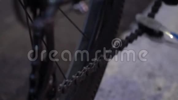 工作人员修理自行车自行车零件视频的预览图