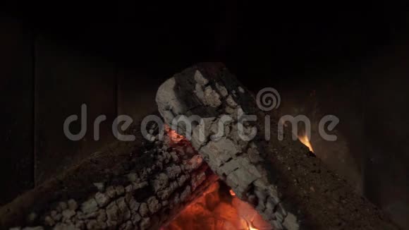 在家的壁炉里燃烧的原木壁炉里着火了视频的预览图