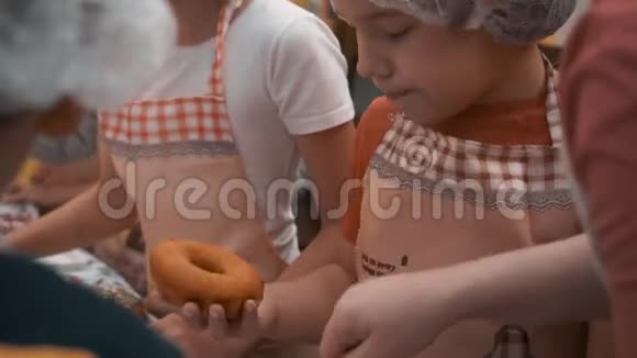 儿童玻璃甜甜圈和甜面包的近景视频的预览图