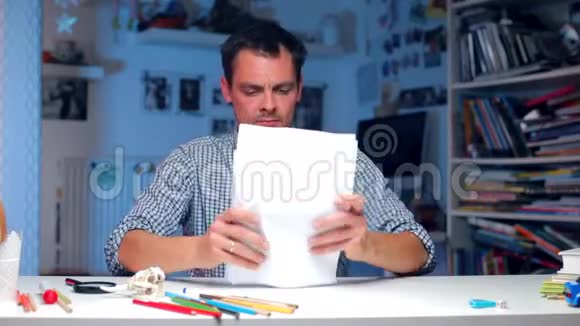 经理坐在一张桌子旁看文件把文件扔在后面视频的预览图