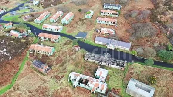 爱尔兰多戈尔县伊尼肖文半岛杜里堡和灯塔的废弃建筑的鸟瞰图视频的预览图