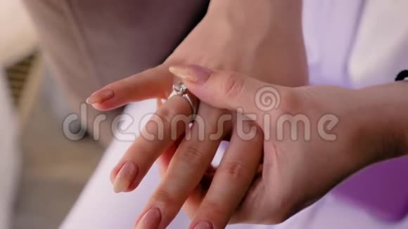 她把戒指对准手指漂亮的女手视频的预览图