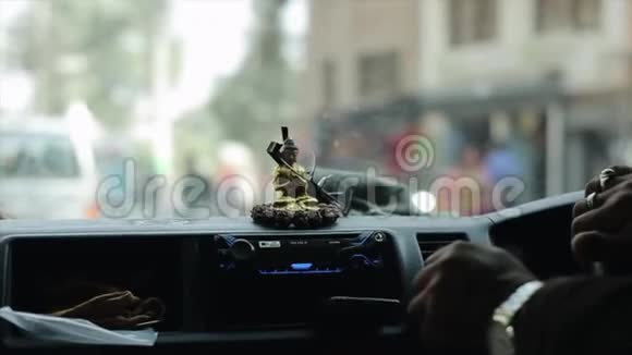 一个小小的小小的佛像在汽车面板上汽车装饰品仪表板尼泊尔加德满都一辆汽车视频的预览图