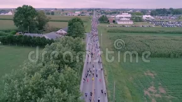 多云夏季5公里马拉松比赛开始的空中景观视频的预览图