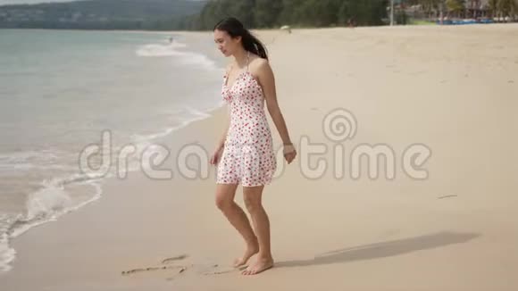 在热带海岸泼水的美女视频的预览图
