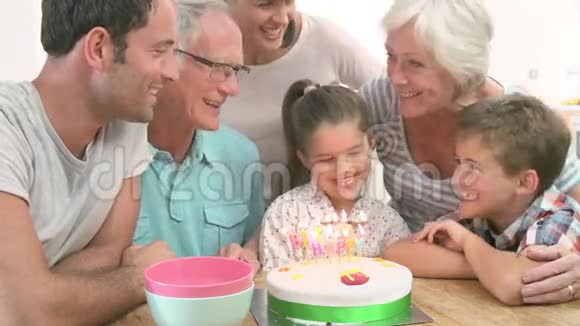 多代家庭庆祝女儿生日视频的预览图
