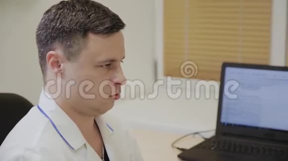 男医生告诉病人结果视频的预览图
