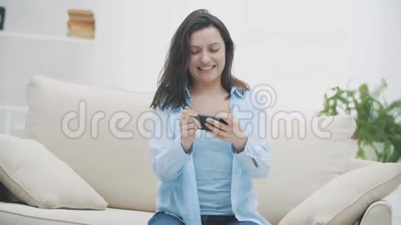 漂亮的黑发女人参与了电话游戏她在挥手试图通过水平女人会失败的视频的预览图