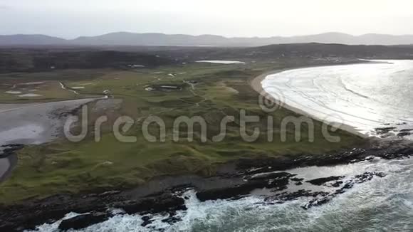 鸟瞰卡里克法德与卡斯尔戈兰海滩和授予纳林海滩由波尔图县多尼加尔视频的预览图