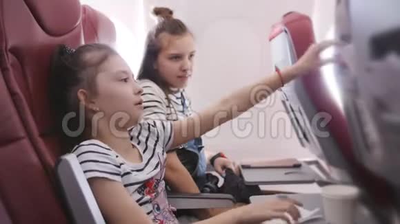 飞机上的小女孩吐在纸袋里一个小女孩在驾驶舱里感觉很糟糕飞行的恐惧视频的预览图
