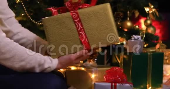 在圣诞树和壁炉前送礼物视频的预览图