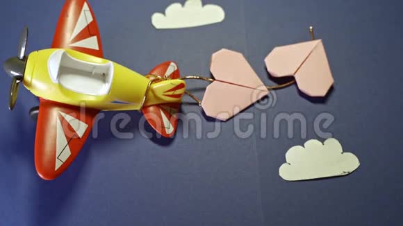 飞机玩具用折纸纸粉红心视频的预览图
