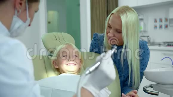 牙医做医疗演习女孩笑视频的预览图