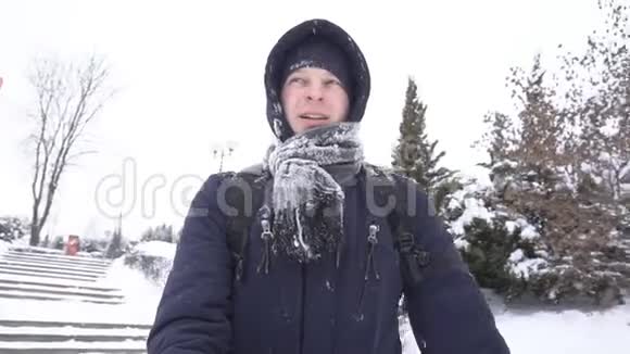 年轻的白种人在雪城散步视频肖像慢动作视频的预览图