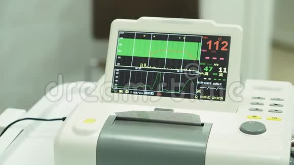 心电图监测心电图胎儿在子宫内心跳测量过程中心电图显示计量视频的预览图