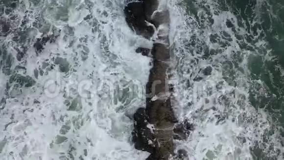 多恩加尔大西洋隐藏岩石的空中飞行视频的预览图