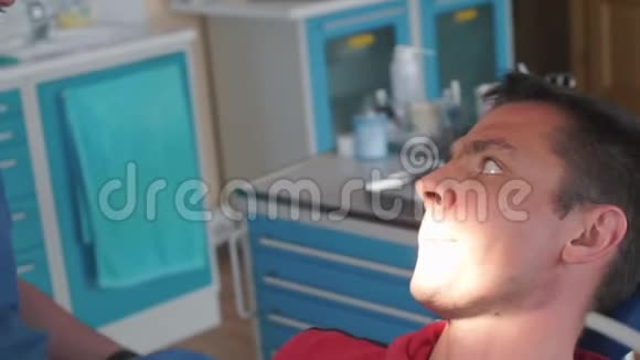 在牙科诊所为病人做牙科手术做准备视频的预览图