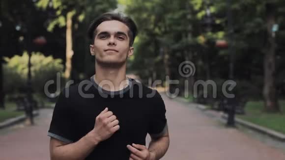 年轻的帅哥穿着慢跑服在公园开会漂亮的肌肉女孩跑步微笑概念健康视频的预览图