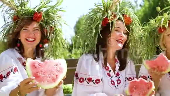 夏天花圈里的快乐女孩在外面吃西瓜视频的预览图
