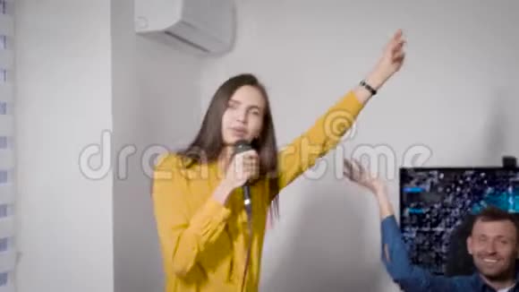 有创意的商业朋友在办公室和卡拉OK聚会女孩对着麦克风唱歌跳舞视频的预览图