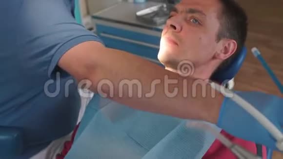 牙医为病人准备牙科治疗视频的预览图