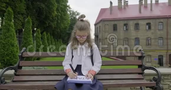 穿着校服戴眼镜的小女生写单词开始视频的预览图