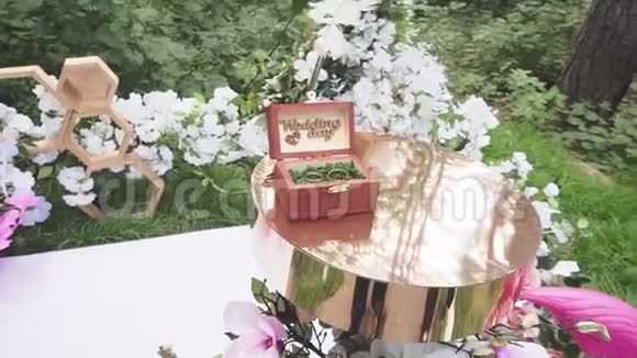 露天森林婚礼装饰的细节视频的预览图