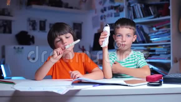 两个青少年坐在训练中心的桌子旁吃冰淇淋视频的预览图