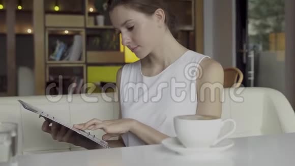 女人看菜单视频的预览图