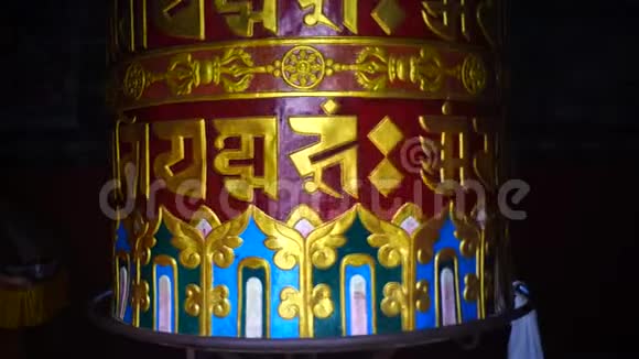 纳摩佛寺附近的大型祈祷轮视频的预览图