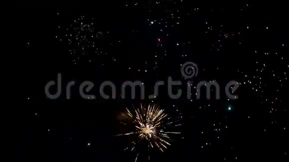 五彩空中烟火闪烁的灯光和闪烁的敬礼的节日背景视频的预览图
