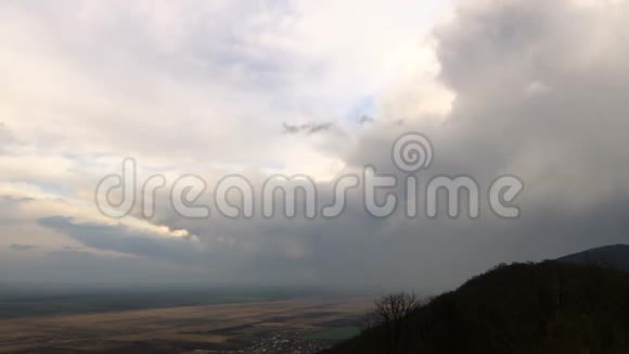 云层在时间流逝的时候穿过丘陵和平原视频的预览图
