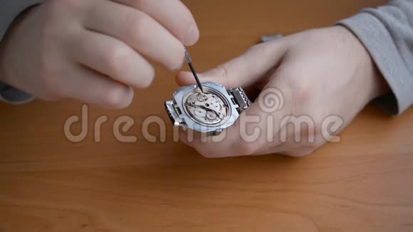 钟表匠双手组装一只老式手表视频的预览图