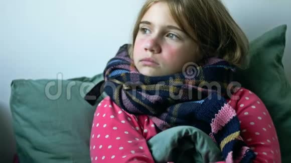 家庭治疗戴围巾的女孩在家生病流鼻涕和流感穿着暖和用毯子盖着吹视频的预览图