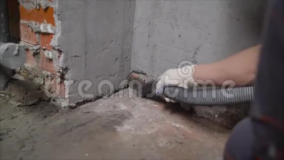 施工清理服务套筒地脚螺栓用吸尘器除尘工人用吸尘器清理混凝土地板视频的预览图