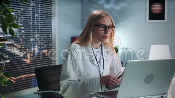 女性心理健康专业人士提供电脑在线治疗服务视频的预览图