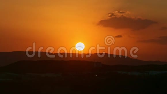 橘色日落的全景在低山的黑色轮廓上视频的预览图