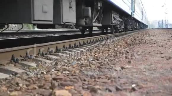 关闭列车沿轨道行驶的旋转钢轮经过摄像机的铁路客运视频的预览图