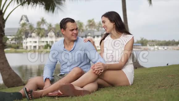休息的夫妇在度假时在草地上休息视频的预览图