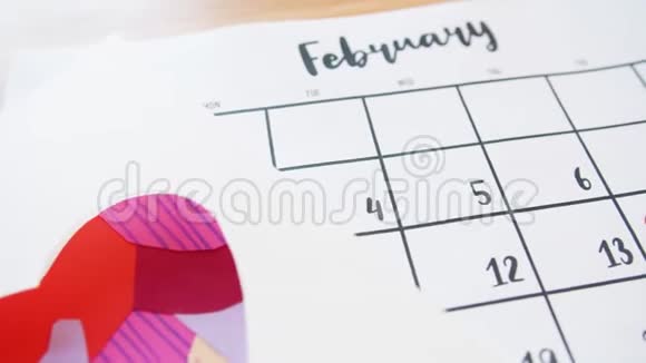 2月14日前后心形日历和情人节卡片特写视频的预览图