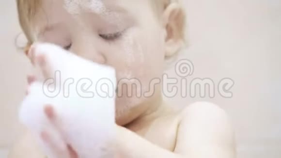 婴儿在浴室里玩泡沫视频的预览图