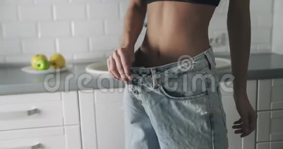 减肥后的女人腰部视频的预览图