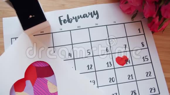 情人节的属性表日历与心形花和戒指视频的预览图