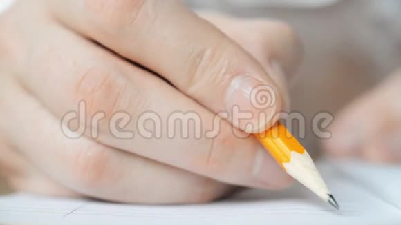 男人用铅笔在笔记本上做商务笔记视频的预览图