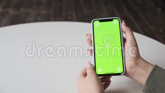 手机带绿屏特写手机上的Chroma键视频的预览图