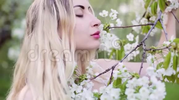 女子脸在春花园特写视频的预览图