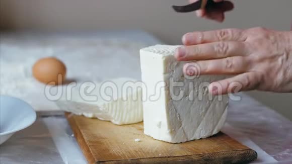 近距离的女性手正在切奶酪做面包店的准备视频的预览图