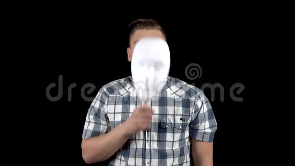 一个年轻人摘下面具脸上流露出恐惧的情绪穿着衬衫的吓人男人一个人藏着脸视频的预览图